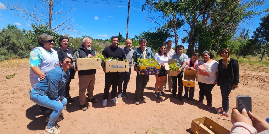 Producción de Plaza Huincul trabaja en conjunto con vecinos de Sauzal Bonito
