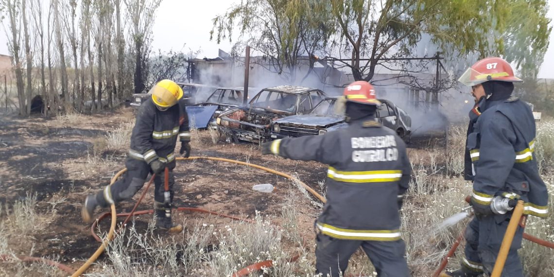 Voraz incendio en un sector de Filli Dei Norte, en la zona semirrural de Cutral Co