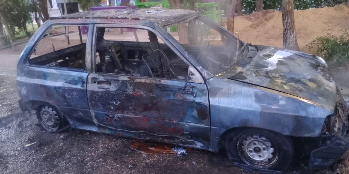 Incendiaron un auto que estaba estacionado en Plaza Huincul