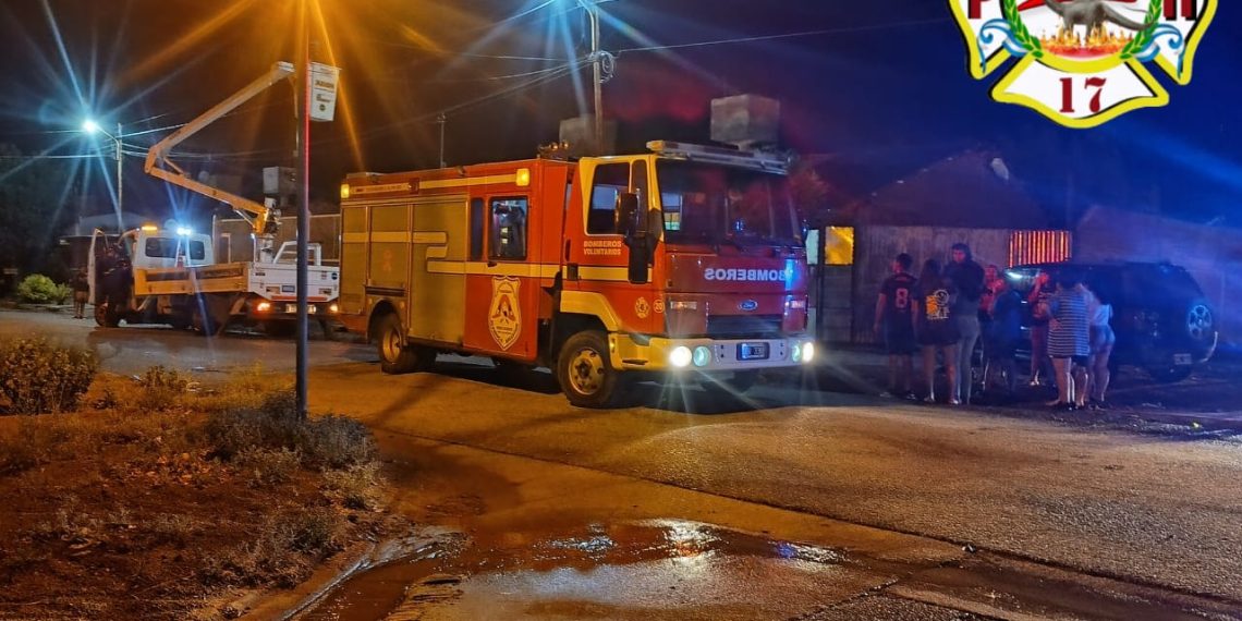 Rescataron a vecinos del barrio Otaño que tenían las rejas electrificadas