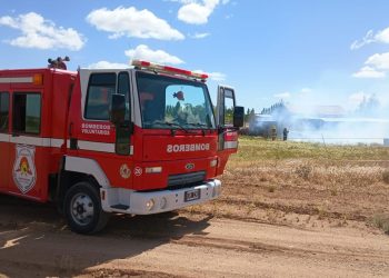 Bomberos trabajan en incendio en Plaza Huincul