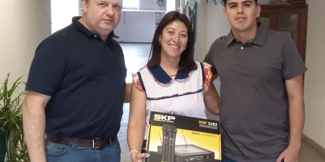 Plaza Huincul: La escuela 133 recibió una donación de micrófonos