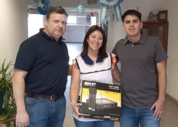 Plaza Huincul: La escuela 133 recibió una donación de micrófonos