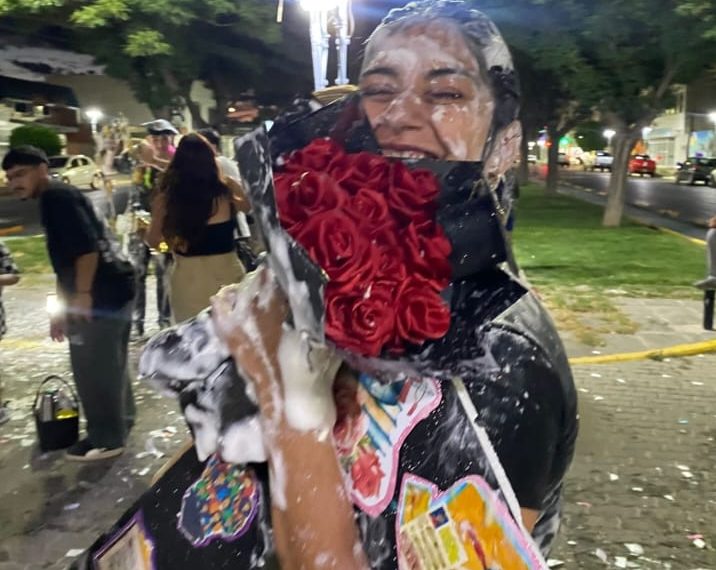 Felicitan a una flamante egresada