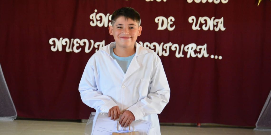 Saludan a un nuevo egresado de la primaria