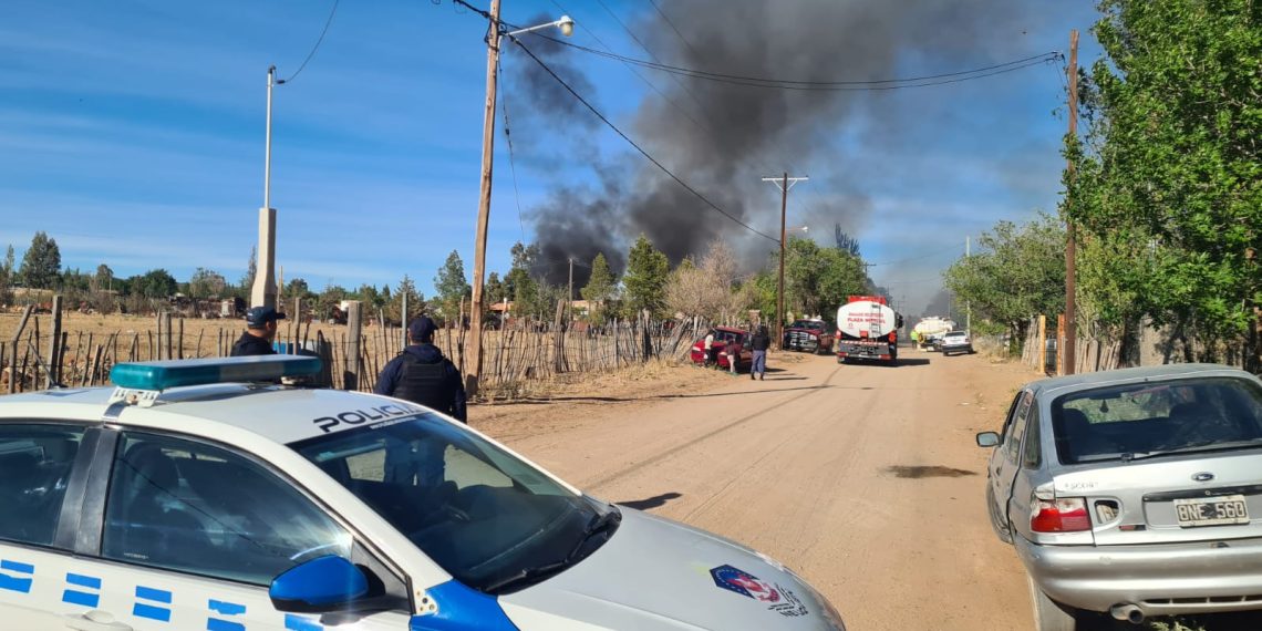 Incendio de grandes proporciones se desató en el barrio Monte Hermoso