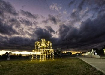 Plaza Huincul encendió las luces navideñas en sus espacios públicos