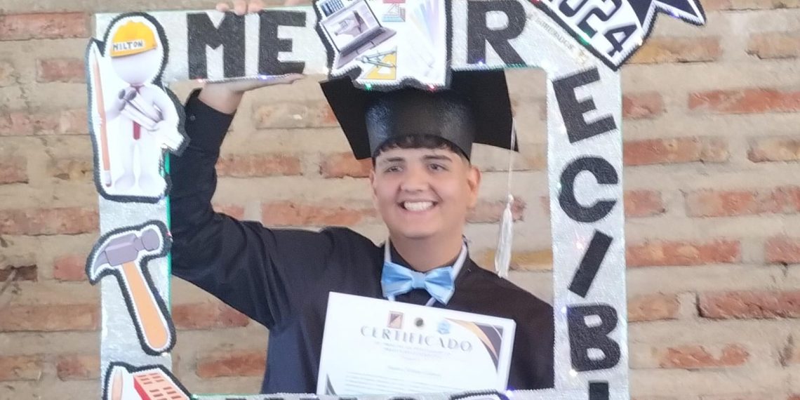 Saludan a nuevo egresado