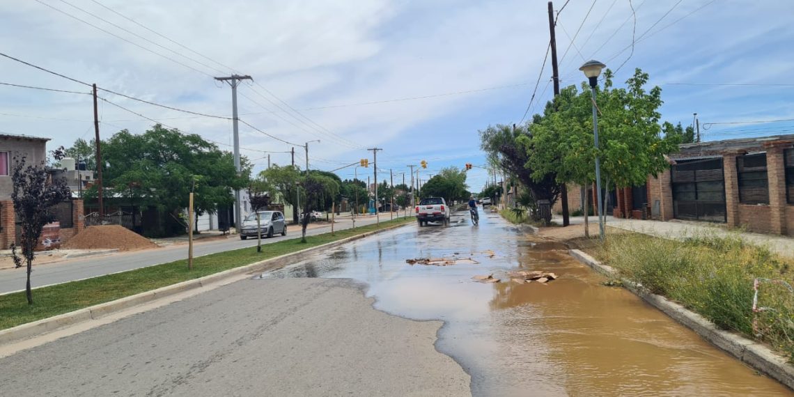 Reparan una importante rotura de caño de agua en la zona sur de Cutral Co
