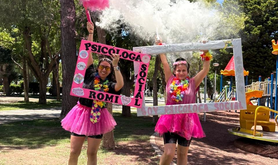Felicitan a dos nuevas profesionales