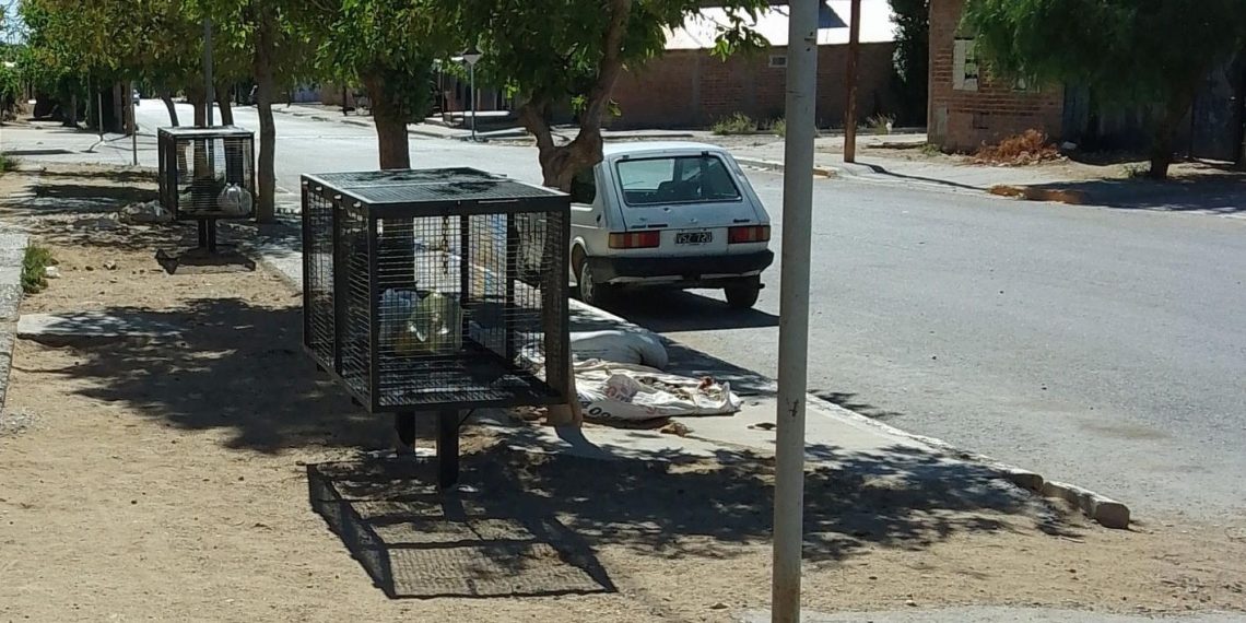 Instalaron canastos de basura en el barrio 72 viviendas del Nehuen Che