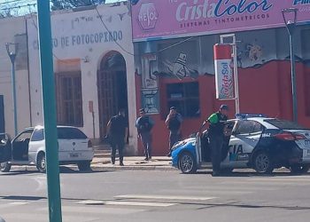Plaza Huincul: abrió la puerta del auto y un móvil policial la impactó