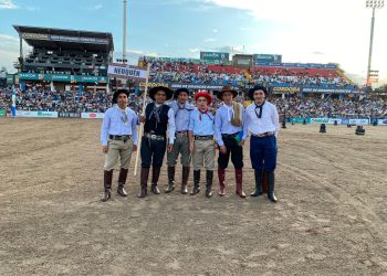 Recibimiento en Plaza Huincul a los jinetes que compitieron de Jesús María