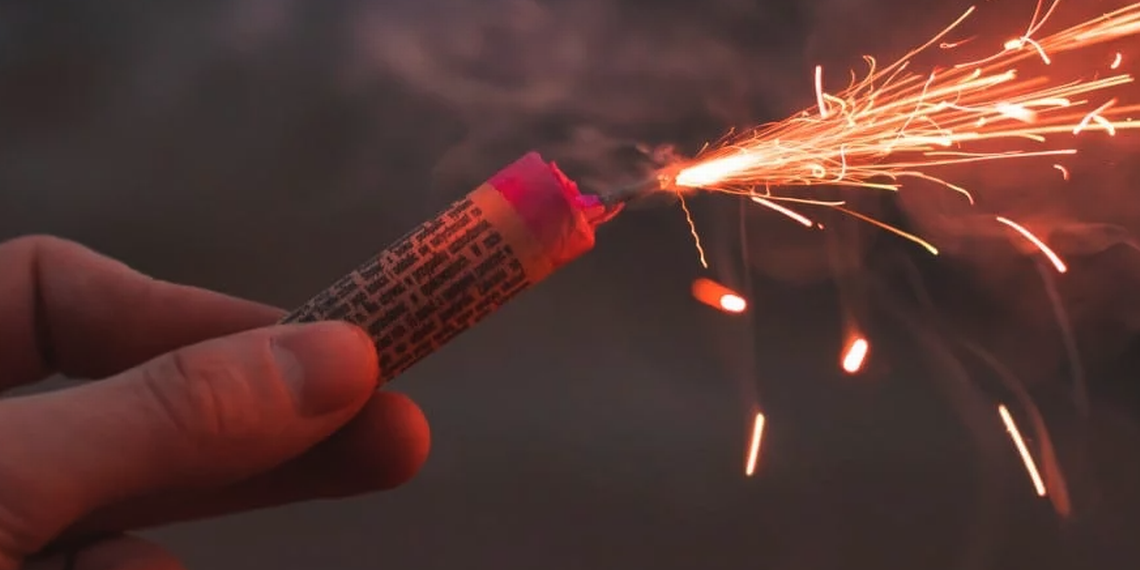 Amenaza con arma de fuego por uso de pirotecnia en Plaza Huincul