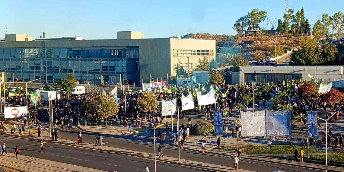 Indignación en Neuquén por el uso de bombas de estruendo en la Legislatura