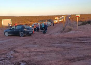 Unos 20 hombres quieren dejar la cría de animales y ser petroleros. Cortan en Barrosa
