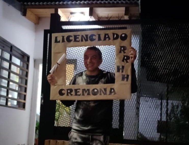 Felicitan a egresado