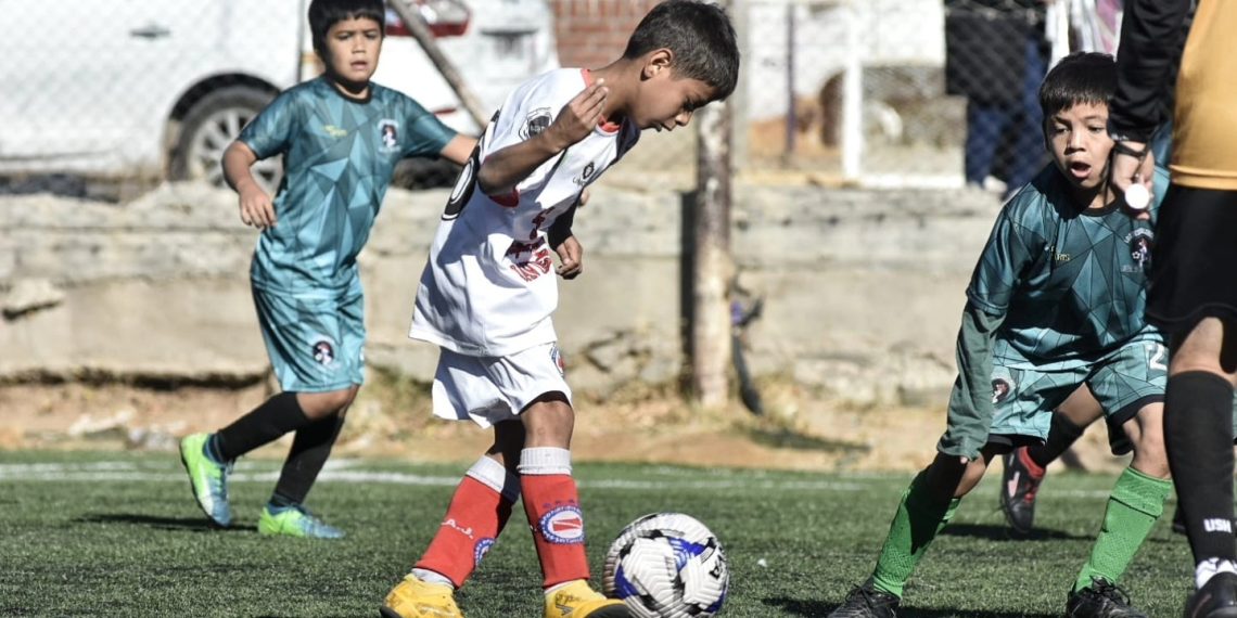 Organizan torneo mixto de fútbol en Plaza Huincul