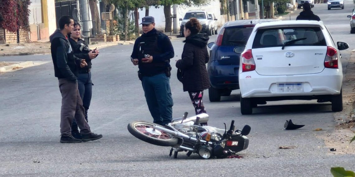 Motociclista y un auto chocaron en el barrio Centenario de Huincul