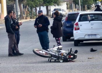 Motociclista y un auto chocaron en el barrio Centenario de Huincul