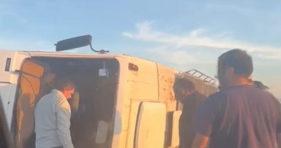 Ruta 22: Hubo un vuelco cerca de Arroyito y dos personas  fueron asistidas en Senillosa